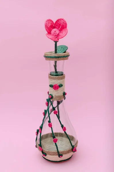 Glasvase Mit Einer Blume Aus Jutefaden Dekoriert — Stockfoto
