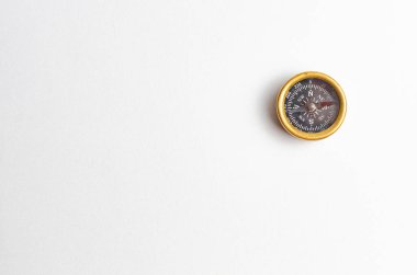 Beyaz arkaplanda pusula izole edildi.