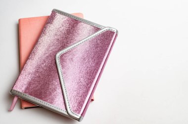 Beyaz arkaplanda günlükler, izole edilmiş.