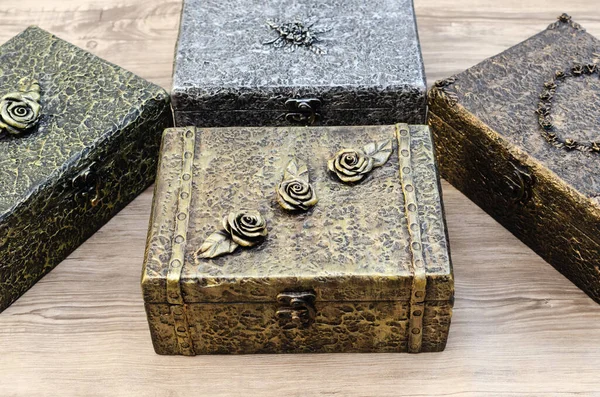Dřevěná Krabice Zdobená Jako Stará Truhla Zkorodovaný Kov — Stock fotografie