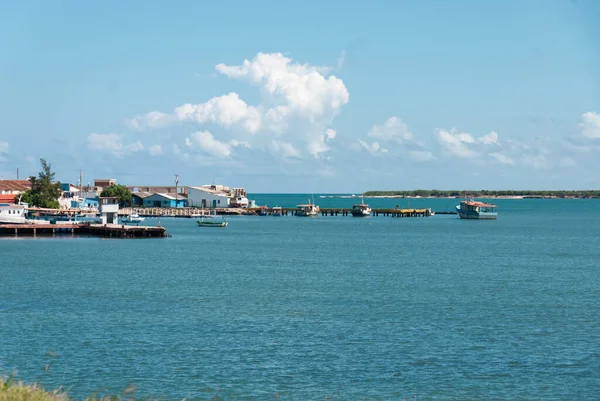 Holgun, Küba 'daki Gibara şehrinin girişinden görüntü. Güzel deniz manzarası