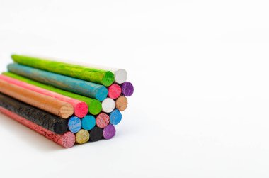 Beyaz arka planda bir kalp oluşturan renkli çubuklar ya da direkler grubu. Aşkın ve birliğin sembolleri.