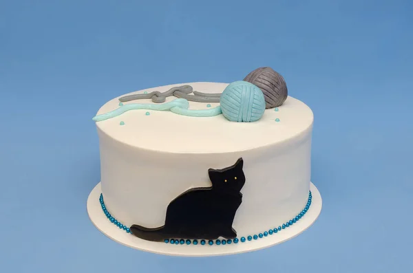 Mooie Taart Met Decoratie Van Kat Ballen Van Garen Opgedragen — Stockfoto