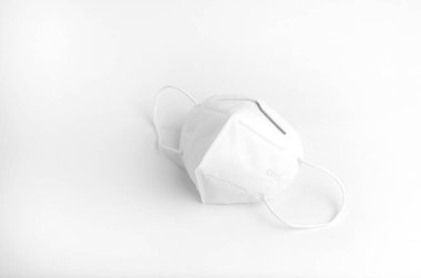 Beyaz hijyenik maske N95, beyaz arka plan, izole edilmiş..