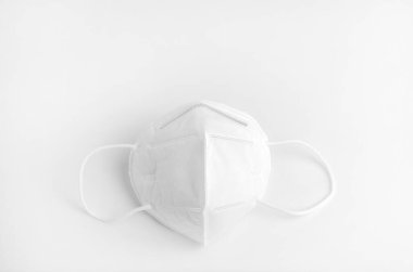 Beyaz hijyenik maske N95, beyaz arka plan, izole edilmiş..