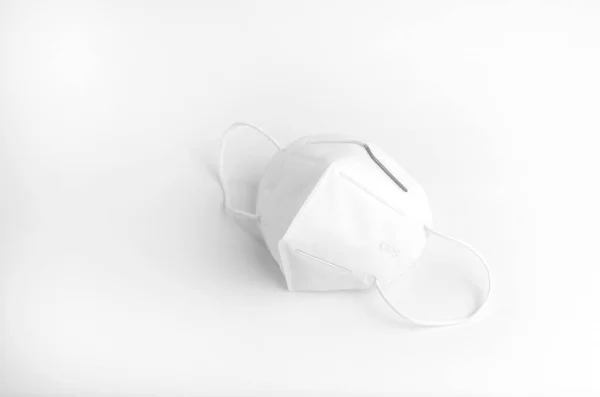 Beyaz hijyenik maske N95, beyaz arka plan, izole edilmiş..