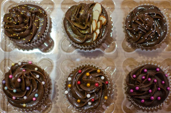 Grupo Cupcakes Chocolate Decorados Com Nozes Polvilhas Coloridas — Fotografia de Stock