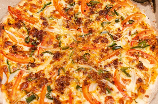 Keçi peynirli renkli Meksika pizzası, biber biberi.