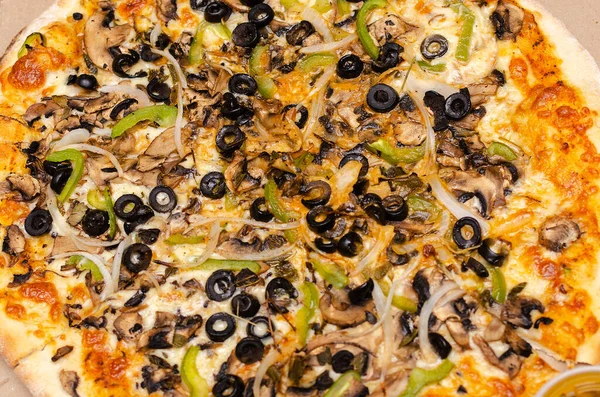 Vejetaryen pizzası, yakın plan, renkli. Zeytin, peynir, mantar..