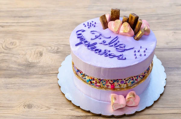 Torta Cumpleaños Color Púrpura Malva Decorada Con Chocolates Espolvoreos Colores — Foto de Stock