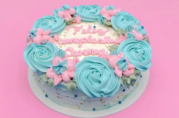 Vacker Tårta Dekorerad Med Blommor Rosa Bakgrund Hemmagjord Cutout — Stockfoto