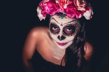 Kafatası şekeri makyajlı genç bir kadın. Ölüler Günü. Cadılar Bayramı. Catrina portresi.