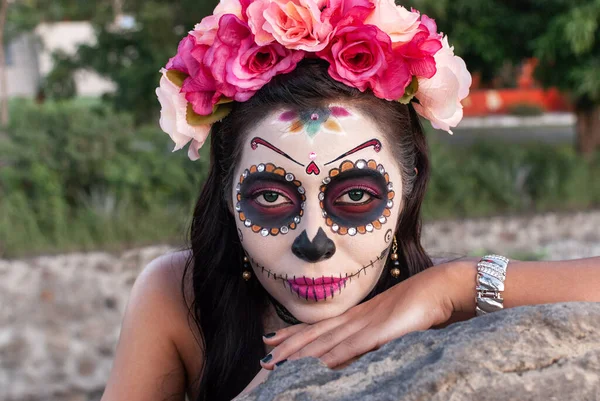 Kafatası şekeri makyajlı genç bir kadın. Ölüler Günü. Cadılar Bayramı. Catrina portresi.