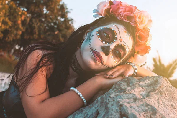 Jonge Vrouw Met Suikerschedel Make Dag Van Doden Halloween Catrina — Stockfoto