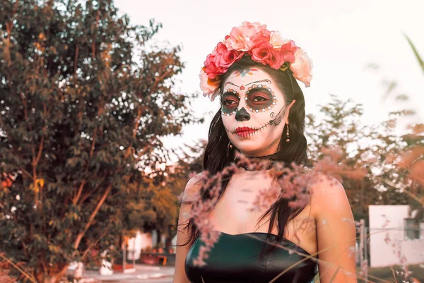 Молодая Женщина Макияжем Сахарного Черепа День Мертвых Хэллоуин Портрет Катрины — стоковое фото