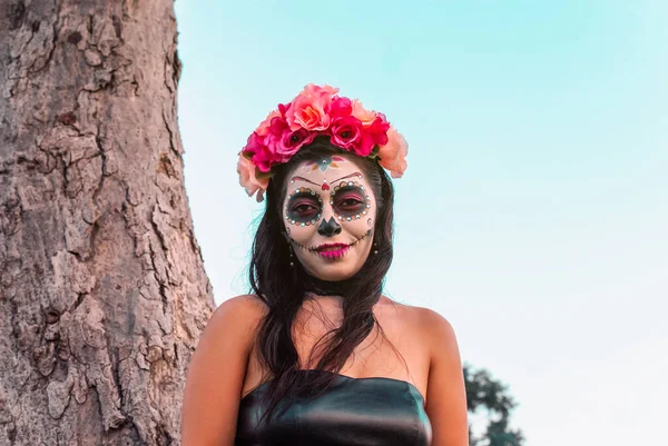 Mujer Joven Con Maquillaje Cráneo Azúcar Día Los Muertos Halloween —  Fotos de Stock