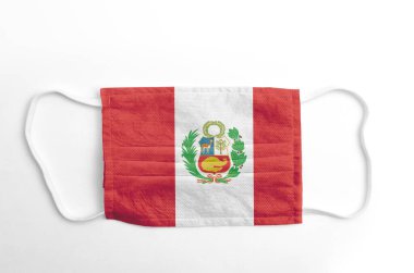 Beyaz arka planda Peru 'nun baskılı bayrağıyla yüz maskesi, izole edilmiş..
