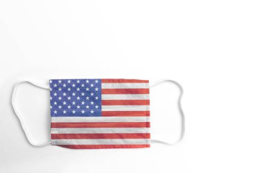 Beyaz arka planda, izole edilmiş, baskılı ABD bayrağı olan yüz maskesi.
