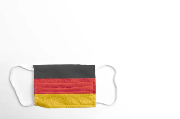 Máscara Facial Com Bandeira Impressa Alemanha Sobre Fundo Branco Isolada — Fotografia de Stock