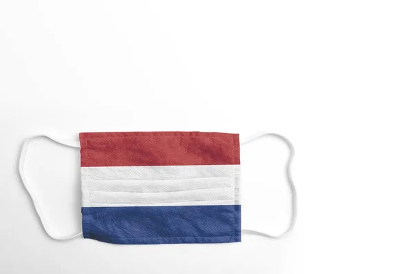 Máscara Facial Com Bandeira Impressa Holanda Sobre Fundo Branco Isolada — Fotografia de Stock