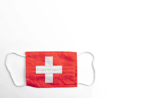 Maska Twarz Nadrukowaną Flagą Szwajcarii Białym Tle Odizolowana — Zdjęcie stockowe