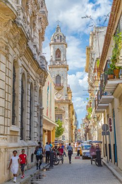 Yoldan geçenlerin olduğu eski Havana caddesi