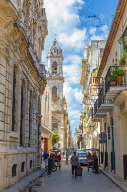 Yoldan geçenlerin olduğu eski Havana caddesi
