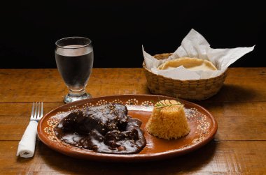 Köstebek, tipik Meksika yemeği. Ahşap masada kil tabakta servis edilir.