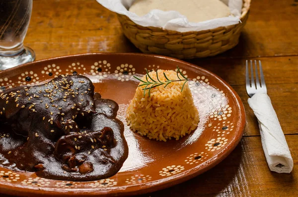 Köstebek, tipik Meksika yemeği. Ahşap masada kil tabakta servis edilir.