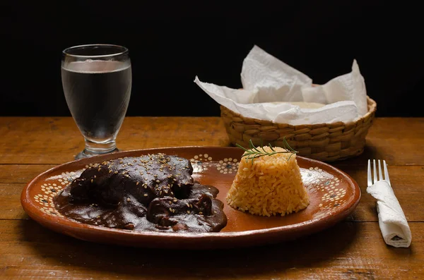 Köstebek, tipik Meksika yemeği. Ahşap masada kil tabakta servis edilir.