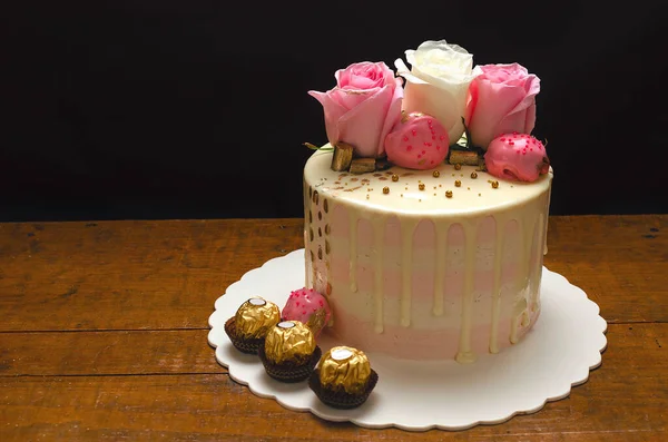 Prachtige Taart Versierd Met Natuurlijke Rozen Chocolade Houten Tafel Huisgemaakt — Stockfoto