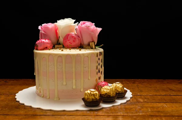 Prachtige Taart Versierd Met Natuurlijke Rozen Chocolade Houten Tafel Huisgemaakt — Stockfoto