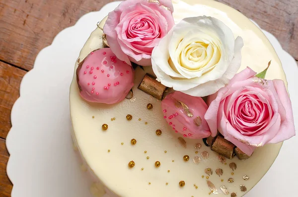 Vacker Tårta Dekorerad Med Naturliga Rosor Och Choklad Träbord Hemmagjord — Stockfoto