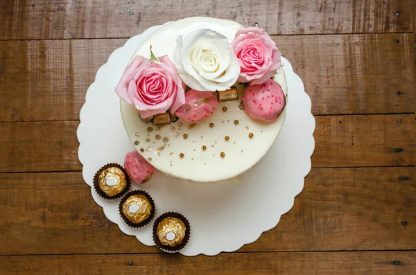 Kue Yang Indah Dihiasi Dengan Mawar Alami Dan Coklat Atas — Stok Foto