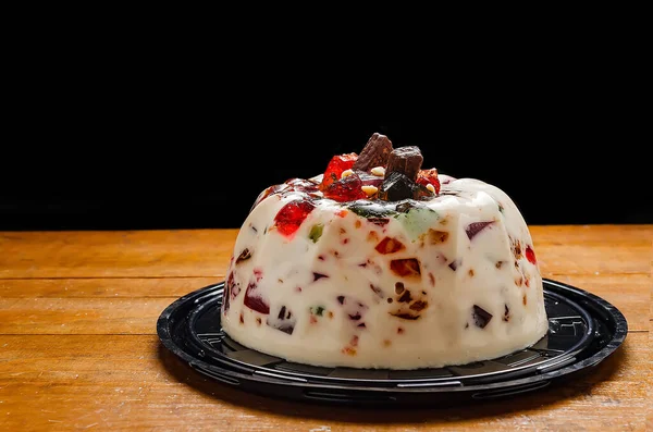 Ahşap masada güzel mozaik jöle. Ayrı ve renkli..