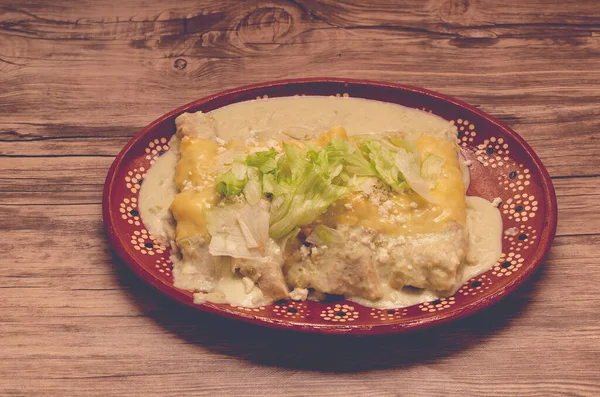 Comida Típica Mexicana Enchiladas Verdes Sobre Mesa Madera —  Fotos de Stock