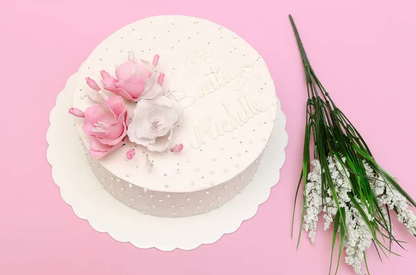 木製のテーブルの上にバラで飾られた美しいケーキ 自家製 — ストック写真