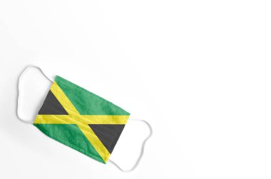 Beyaz arka planda Jamaika bayrağı basılı yüz maskesi, izole..