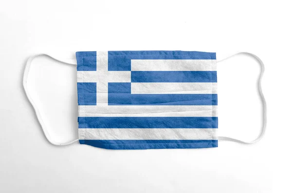 Máscara Facial Com Bandeira Grécia Impressa Fundo Branco Isolada — Fotografia de Stock
