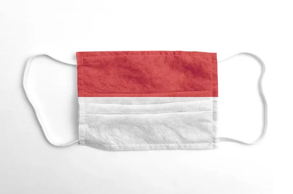 Topeng Wajah Dengan Bendera Polandia Dicetak Pada Latar Belakang Putih — Stok Foto