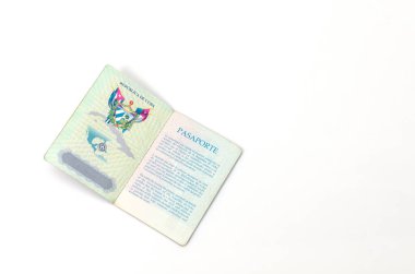 Beyaz arka planda Küba pasaportu izole edilmiş. Küba Cumhuriyeti pasaportu..