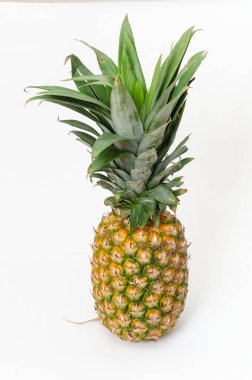 Beyaz arka planda izole edilmiş ananas, kesme