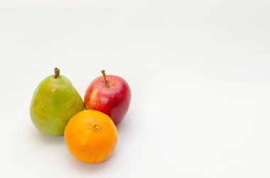 Elma, armut ve mandalina beyaz arka planda, yalıtılmış. Meyve grubu.