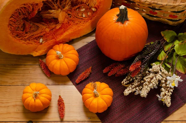 Citrouilles Sur Table Avec Décoration Automne — Photo