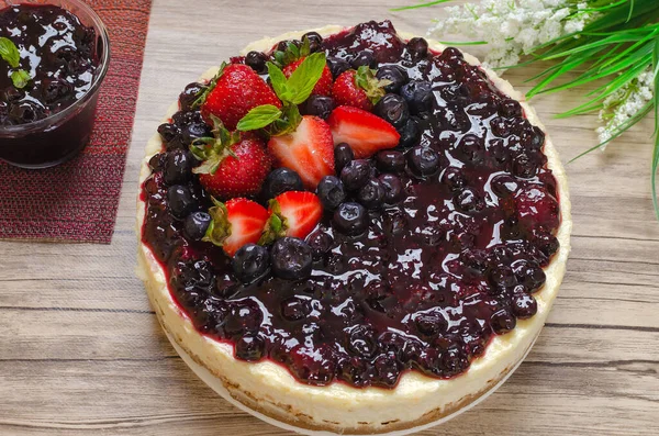 Schöner Und Köstlicher New Yorker Käsekuchen Dekoriert Mit Roten Beeren — Stockfoto