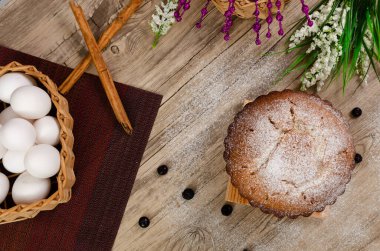 Yaban mersiniyle süslenmiş ahşap masanın üzerinde yarım kilo kek..