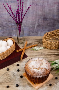 Yaban mersiniyle süslenmiş ahşap masanın üzerinde yarım kilo kek..