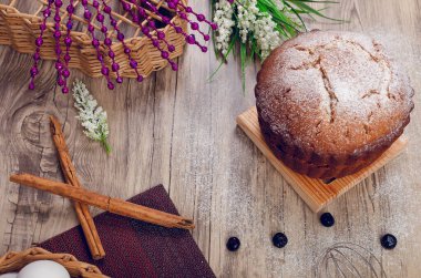 Yaban mersiniyle süslenmiş ahşap masanın üzerinde yarım kilo kek..