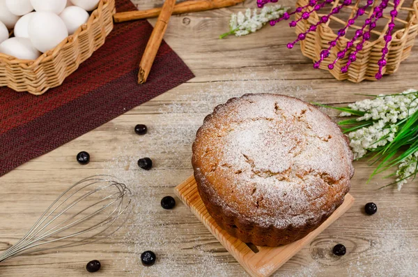 Yaban mersiniyle süslenmiş ahşap masanın üzerinde yarım kilo kek..