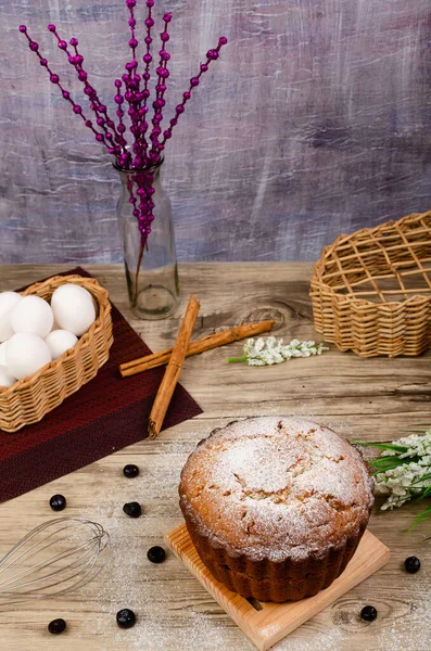 Yaban mersiniyle süslenmiş ahşap masanın üzerinde yarım kilo kek..